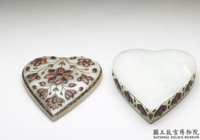 图片[3]-Jade leaf-shaped box with floral applique, India-China Archive